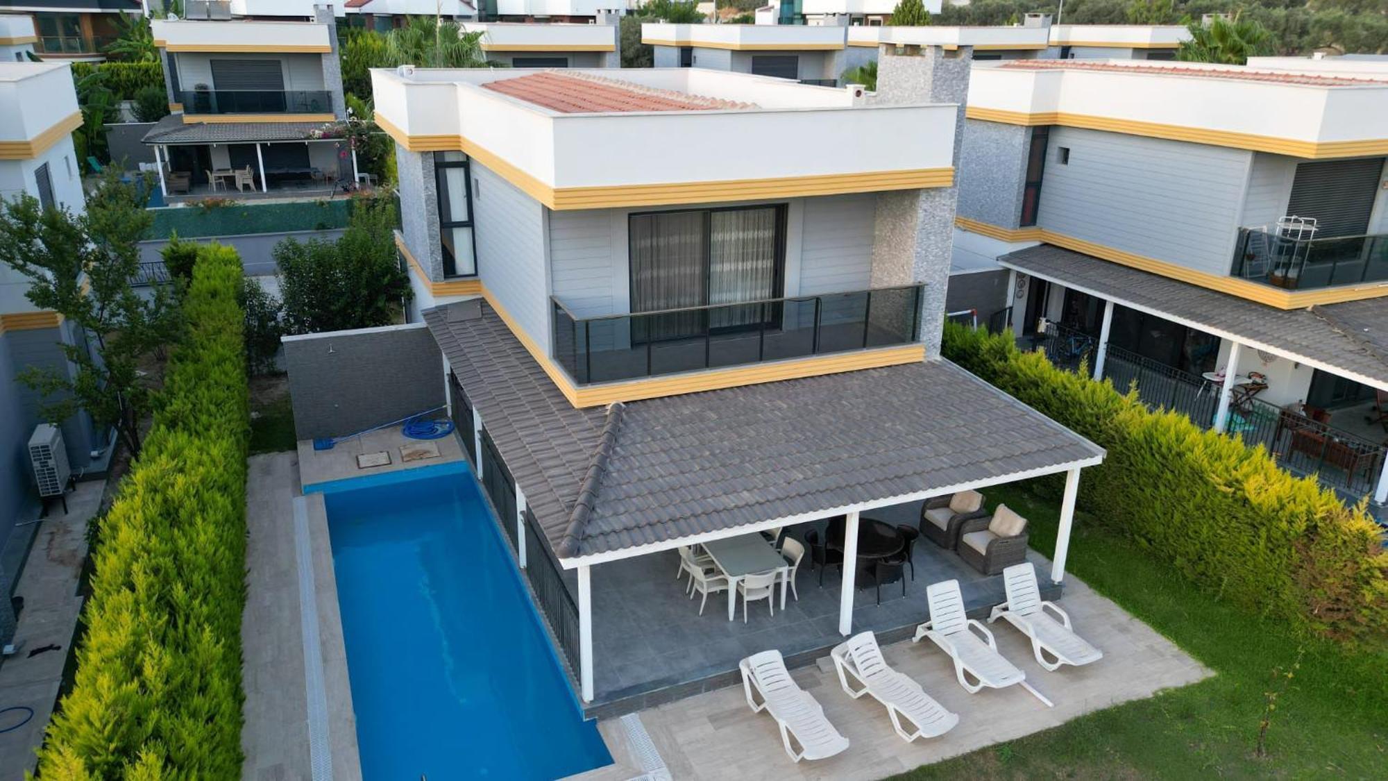 Villa Oezel Havuzlu Luex *