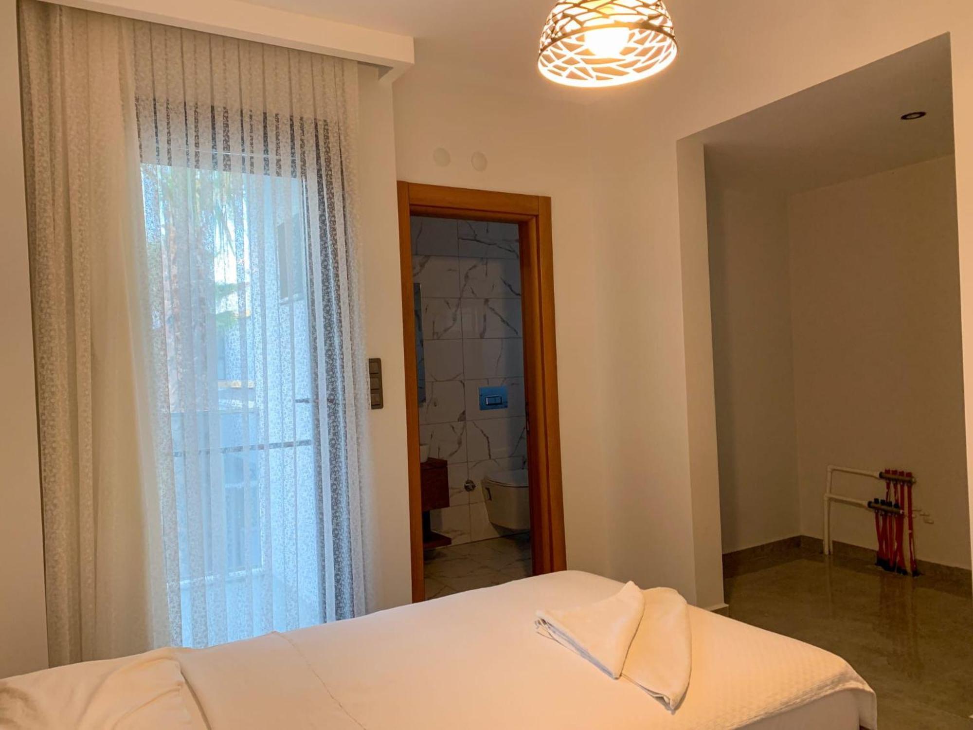 Oezel Havuzlu Luex Villa *